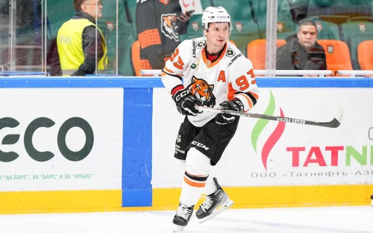 Игрок КХЛ прервал безголевую серию после скандала с прыжками на машине
