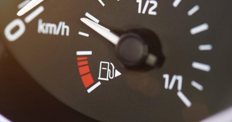 Незаметный треугольник на панели приборов — что он означает