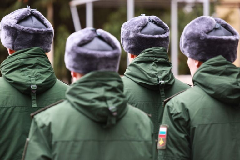 «Перепрыгнули забор». Из военкомата в Москве сбежали двое призывников из Таджикистана