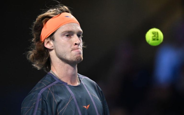 Рублев избил себя ракеткой до крови. И все равно проиграл Синнеру в полуфинале в Вене