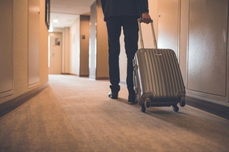 Выселенным из турецкого отеля россиянам объяснили, что делать