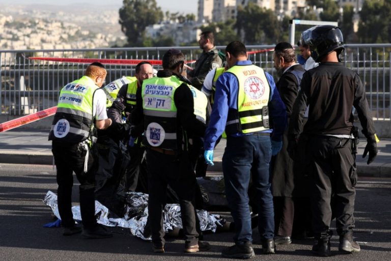 Число жертв стрельбы на остановке в Иерусалиме выросло до трех, восемь ранены