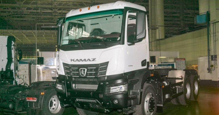 «КамАЗ» выпустил первый импортозамещенный самосвал