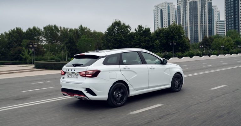 На «АвтоВАЗе» начали выпускать универсалы Lada Vesta с мощным двигателем