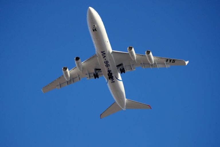 Новый самолет Ил-96-400М впервые поднялся в воздух