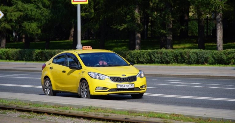 Перечислены четыре способа снизить стоимость поездки на такси в России