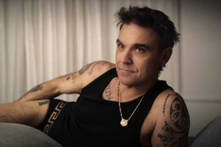 В постели на сцене: за что раскритиковали док о Робби Уильямсе