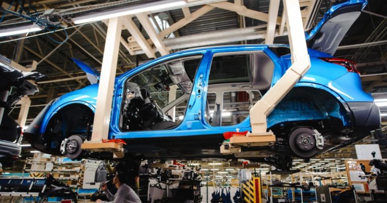 Названо количество автозаводов в России, не возобновивших работу