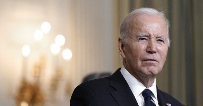 Неизвестный врезался в машину кортежа Байдена