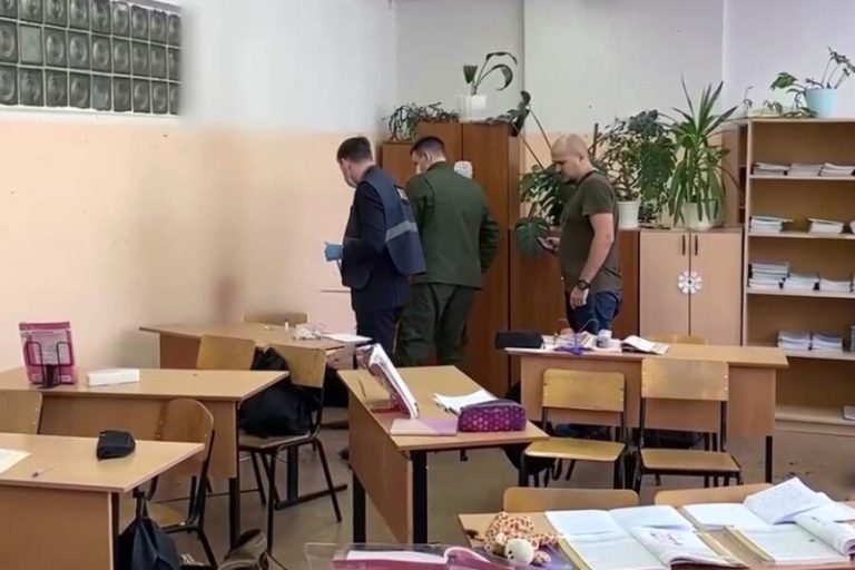 Полиция задержала отца школьницы, устроившей стрельбу в гимназии в Брянске