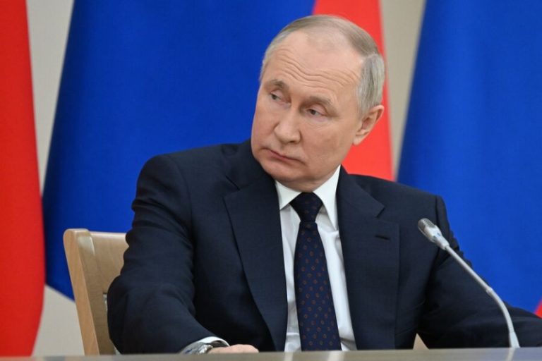 Путин подписал закон о приоритетном трудоустройстве участников СВО