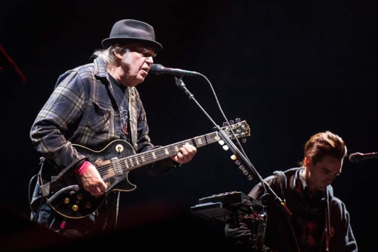 Течения Нила: Янг выпустил экспериментальный альбом-ретроспективу