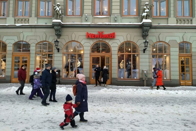 Латвия планирует депортировать 1167 россиян, почти 800 из них пенсионеры