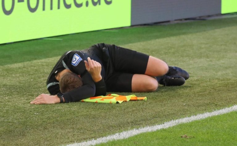 Матч бундеслиги приостановили из-за попадания мяча в голову арбитра