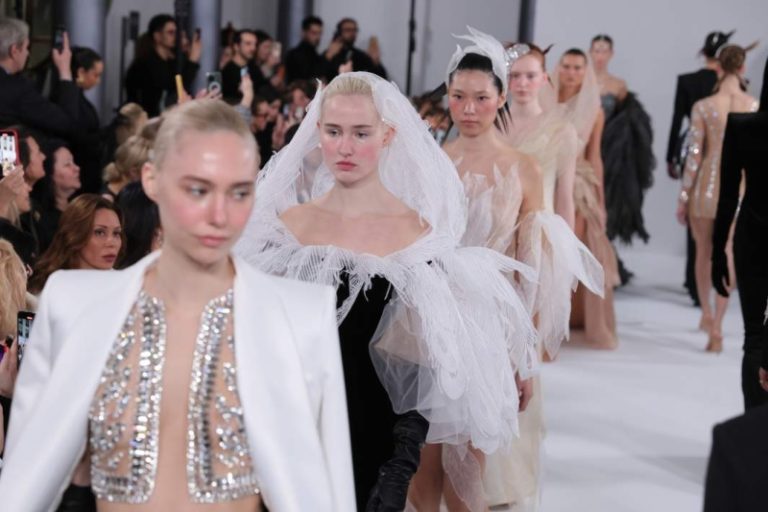 Ода кутюр: каким было шоу российского дизайнера Юлии Яниной в Париже
