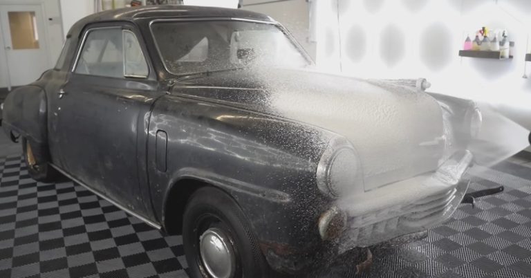 Подросток нашел Studebaker 1949 и помыл его впервые за 43 года