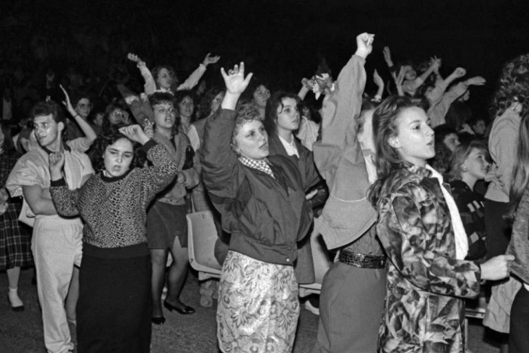 Словно «Седая ночь»: как сериалы про 80–90-е возвращают старые тренды в одежде