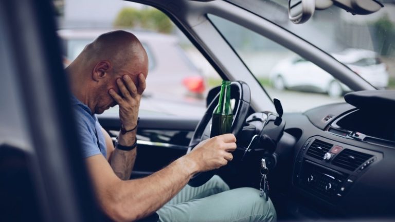 Эксперт объяснил, можно ли наказать жену за передачу управления автомобилем нетрезвому мужу