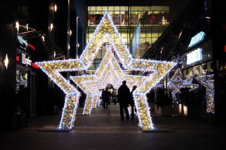 Идеи новогодних входных групп – украшение пространства перед входом в праздничные дни!