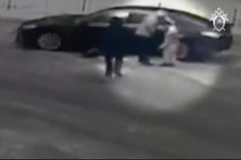 Неизвестный выстрелил в мужчину на глазах у детей около школы в Петербурге