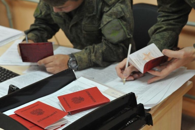 Госдума утвердила механизм освобождения осужденных контрактников от ответственности