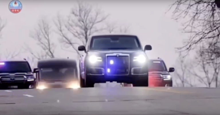 Ким Чен Ын впервые выехал на подаренном Путиным Aurus