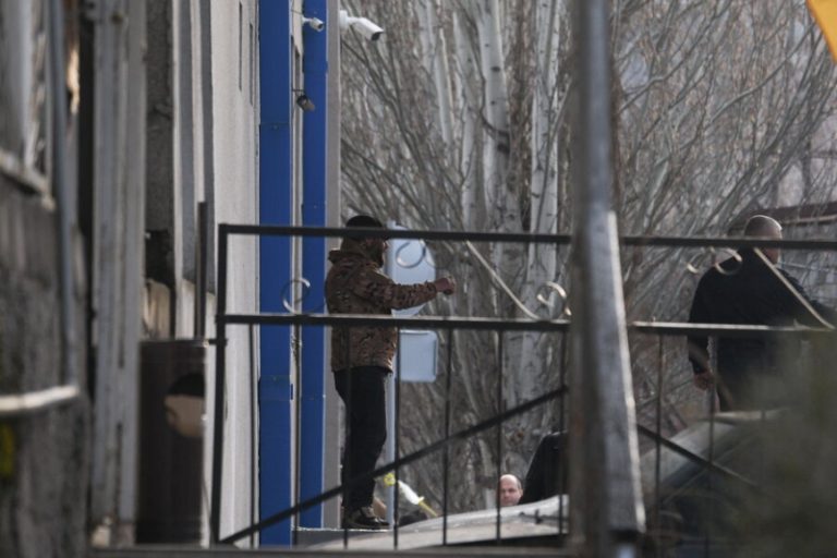 МВД: в Ереване три человека напали на отделение полиции и взорвали гранату