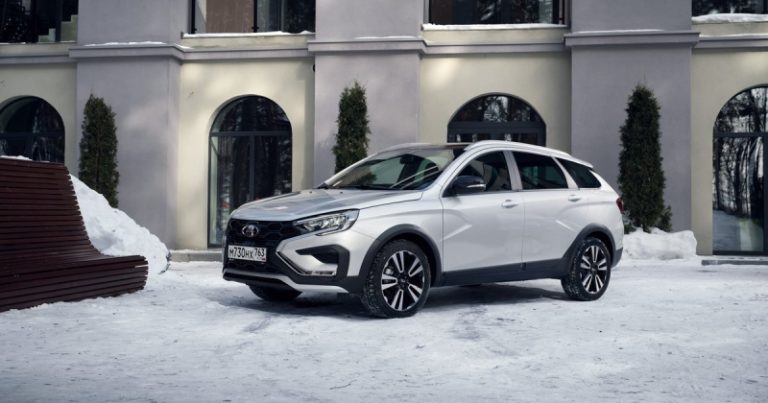 Одни кроссоверы. «АвтоВАЗ» назвал конкурентов Lada Vesta SW Cross с вариатором
