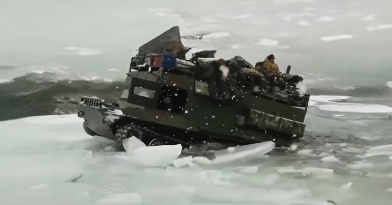 От этого видео вам станет холодно: вездеход МТЛБ на льду