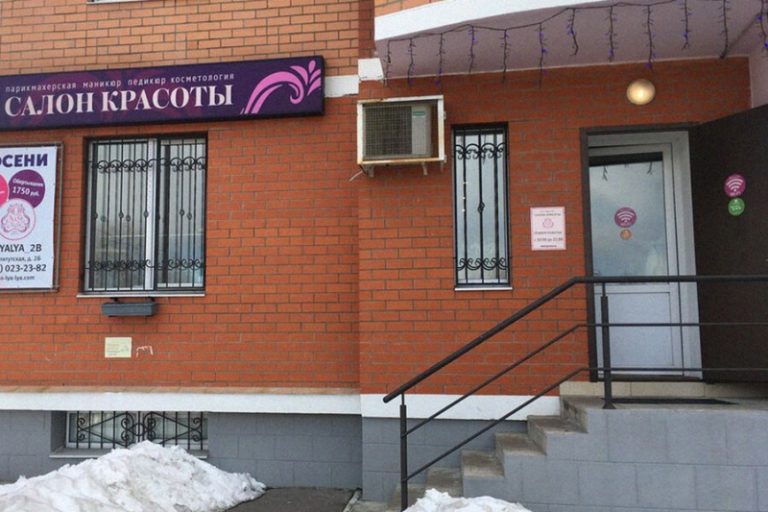 Полиция провела обыски в салоне красоты, где клиенток снимала скрытая камера