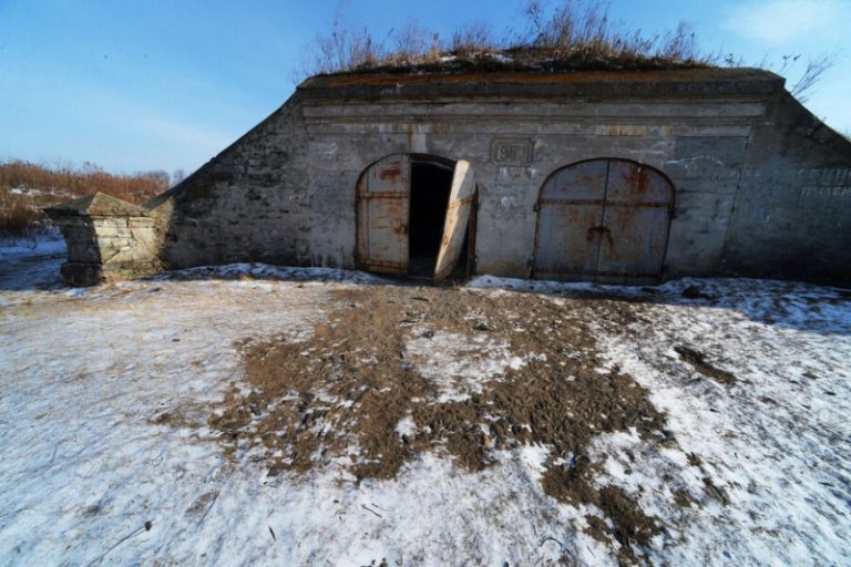 СК завел уголовное дело из-за надписи на батарее во Владивостокской крепости