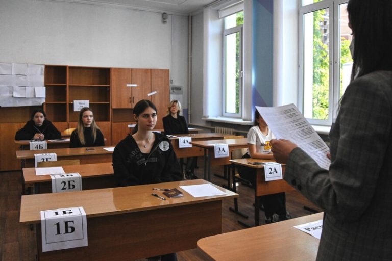 Зампред Госдумы Петр Толстой считает, что отменять ЕГЭ нужно поэтапно