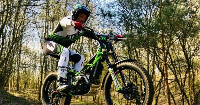 Мотоцикл забирается на отвесную стену