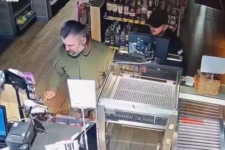 На Украине мужчины в военной форме расстреляли полицейских на блокпосту