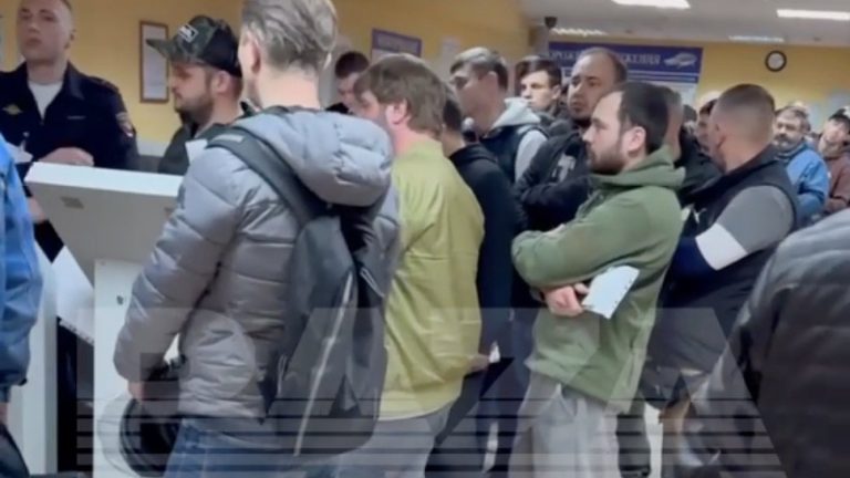 В МРЭО ГИБДД образовались очереди из-за нового порядка выдачи талонов