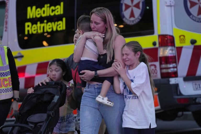 В Сиднее мужчина зарезал шестерых посетителей ТЦ, восемь человек ранены