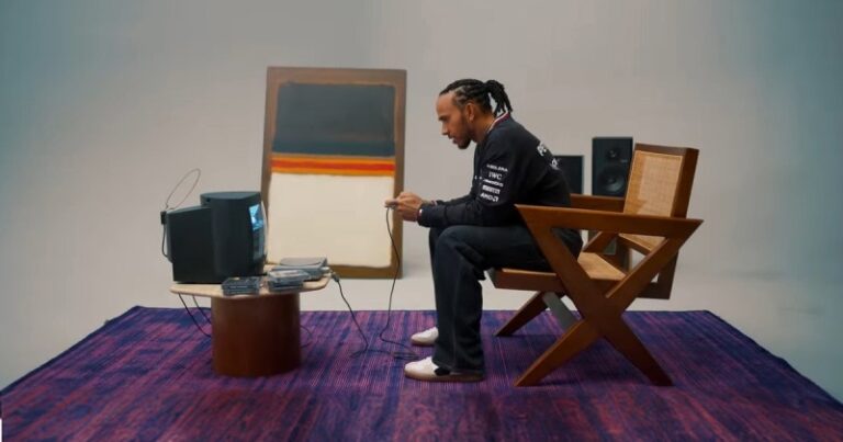 Чемпион по автогонкам играет в старые компьютерные симуляторы