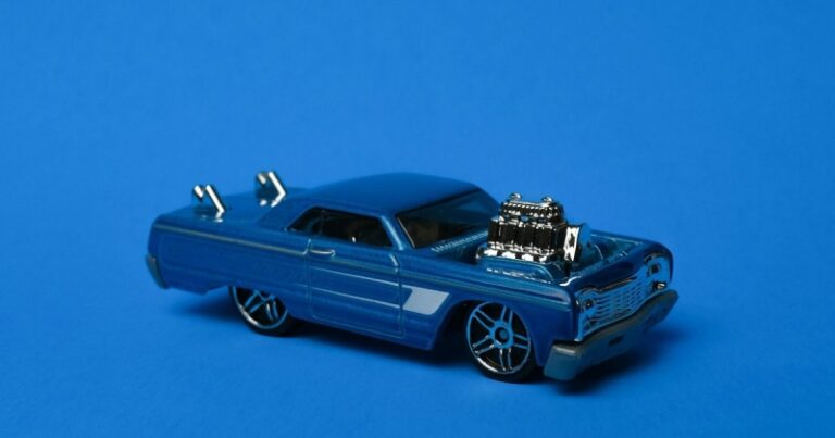 Путешествие машинки Hot Wheels от лица пилота