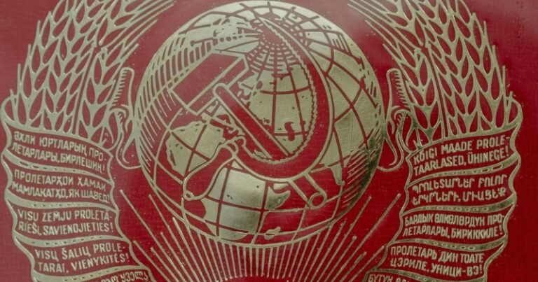 Старый советский грузовик унижает бездорожье