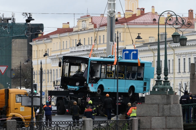 В Петербурге автобус с 20 пассажирами упал в Мойку, три человека погибли