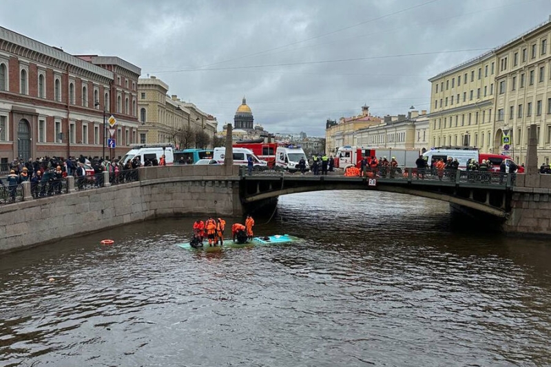 В Петербурге автобус с 20 пассажирами упал в Мойку, три человека погибли