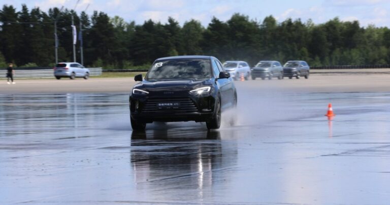 Кроссоверы SERES упражняются на полигоне ФСО