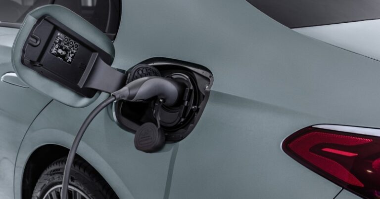 Новак заявил о планах построить до 1400 электрозаправок в РФ в 2024 году