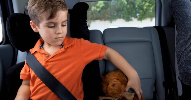 Парамедик рассказал, зачем клеить записку на детское автокресло