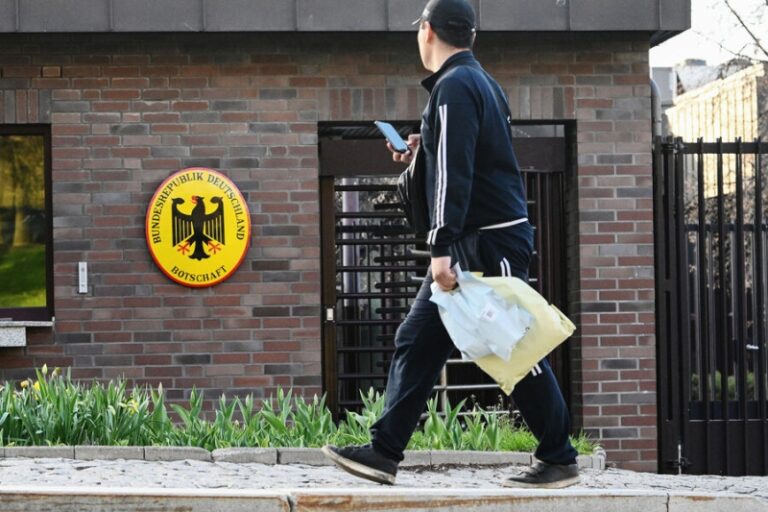 Spiegel: бизнесмен Новак пытался скрыться от суда в посольстве в Москве и пропал