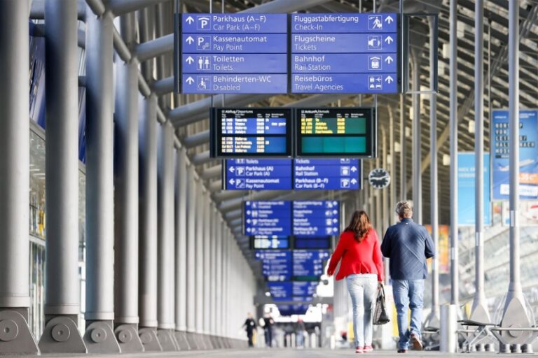 Генконсульство РФ в Анталье сообщило о помощи задержанным за драку россиянкам