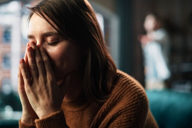 Основные признаки абьюзера: чем опасен такой партнер и развитие отношений с ним