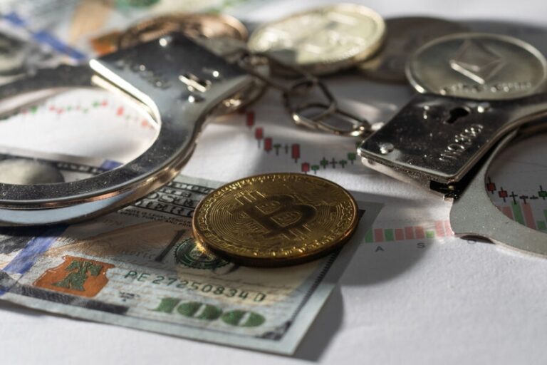 «Ъ»: СК арестовал активы сбежавших миллиардеров из МВД Сатюкова и Соколова